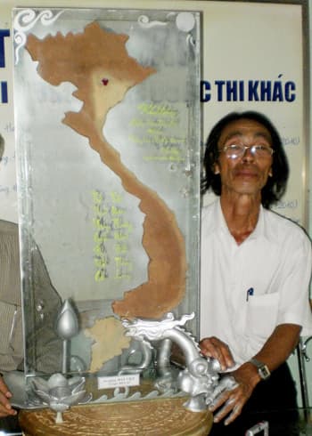 Nghệ sĩ già gom đất 63 tỉnh thành làm sa bàn nước Việt