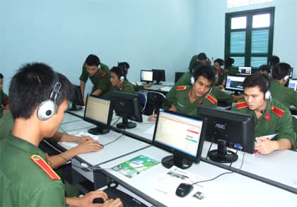 Quan tâm xây dựng nhân tố con người thông tin quân sự