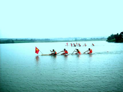 Hội đua bè tre - nét văn hóa Việt Bắc trên Tây Nguyên