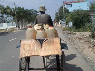 Phát hiện vụ vận chuyển trên 2000 lít xăng, dầu qua biên giới