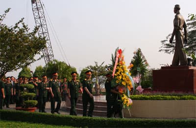 Viếng và báo công với Bác