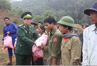 Vận chuyển gạo cứu đói cho nhân dân 2 bản Ka Lô và I Reo (Lào)
