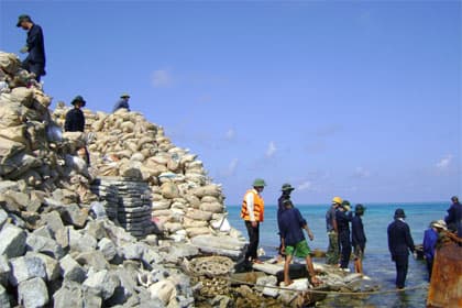 Những người xây “pháo đài” trên biển