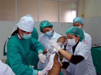 Bác sĩ Israel làm việc với Viện Bỏng Quốc gia Việt Nam