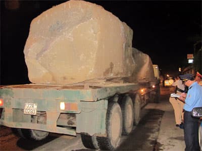 Phú Yên: Bắt giữ đoàn xe chở đá quá tải lúc nửa đêm