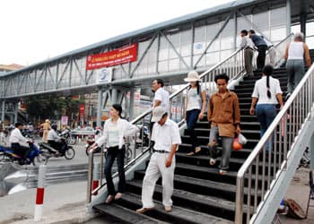 Đề nghị làm cầu vượt lắp ghép tại nút giao Giảng Võ - La Thành