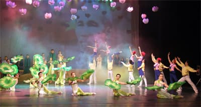 Công diễn tổ khúc thơ múa "Con đường từ trái tim"