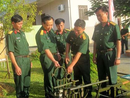 Dụng cụ tháo lắp giảm tốc sườn xe thiết giáp nơi dã ngoại