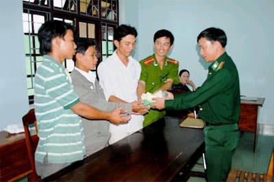 Đại úy Phan Công Thợi trả lại hơn 137 triệu đồng cho người đánh mất