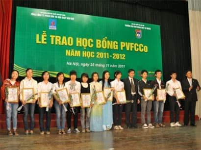 Trao 635 suất học bổng giá trị gần 3,7 tỷ đồng cho học sinh, sinh viên xuất sắc