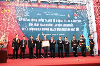 Công ty Cổ phần Viglacera -Hạ Long đón nhận Huân chương Lao động hạng Nhất