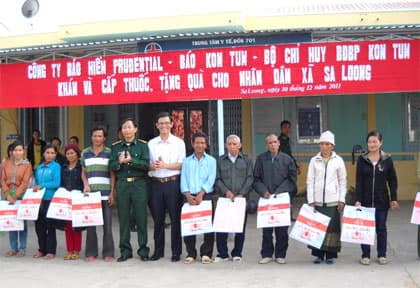 Khám bệnh, tặng quà Tết cho bà con dân tộc thiểu số