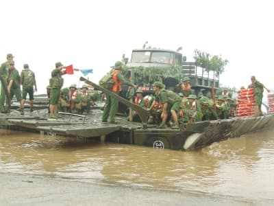 Chớp thời cơ, tạo bất ngờ xung phong đánh địch