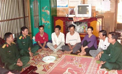 Hai cặp anh em tình nguyện nhập ngũ