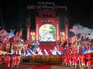 Dâng hương tưởng nhớ công đức các Vua Hùng