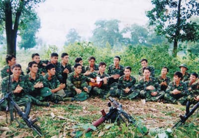 Dạy ghi-ta cho bộ đội