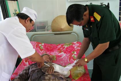 Tận tình chăm sóc sức khỏe quân, dân