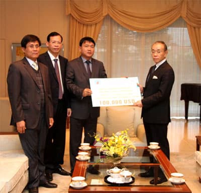 Ủng hộ nạn nhân động đất và sóng thần tại Nhật Bản 100.000 USD