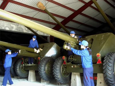 Những “bông hồng” giữ kho vũ khí