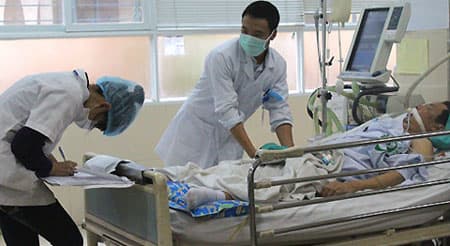 Bác sĩ cấp cứu bị người nhà bệnh nhân hành hung