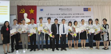 Trao 1,7 tỷ đồng học bổng cho sinh viên Việt Nam