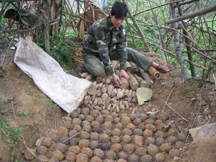Rà phá bom mìn trên đỉnh Trường Sơn