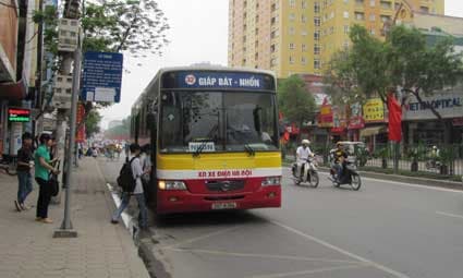 Lái xe buýt - Nghề "làm dâu trăm họ"