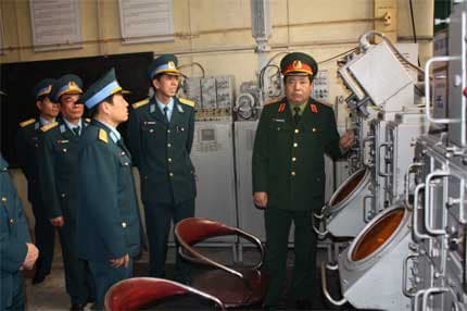 Đại tướng Phùng Quang Thanh thăm và làm việc tại Trường Trung cấp Kỹ thuật Phòng không-Không quân