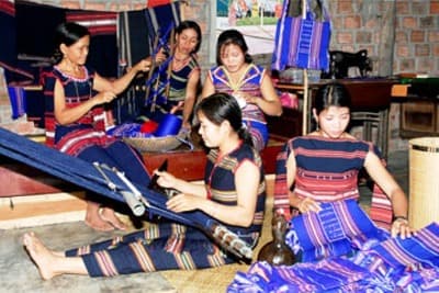 Buôn Trinh giữ nghề thổ cẩm