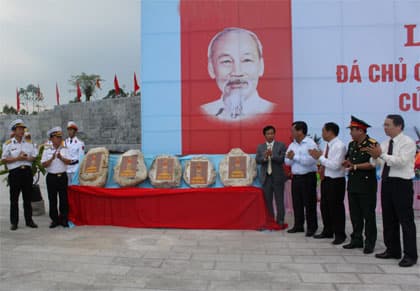 Thừa Thiên Huế tiếp nhận cây bàng quả vuông và đá chủ quyền Trường Sa