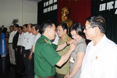 Trao kỷ niệm chương “Vì chủ quyền an ninh biên giới Tổ quốc”