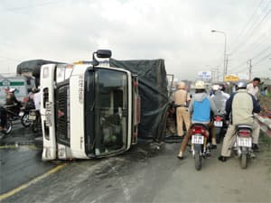 Xe bị lật gây tắc đường nghiêm trọng
