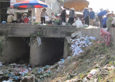 Rác ngập chân cầu Nội Doi