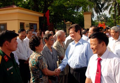 Các ứng cử viên đại biểu Quốc hội tiếp xúc với cử tri