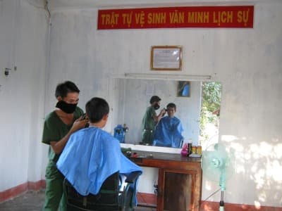 Trả tiền cắt tóc bằng phiếu