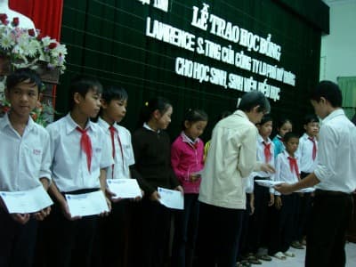 Trao học bổng cho 140 học sinh, sinh viên nghèo vượt khó