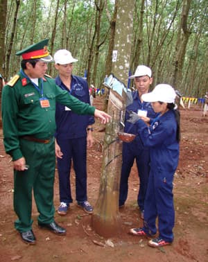 Bám dân, bám địa bàn xây dựng  vùng biên giới ổn định, phát triển