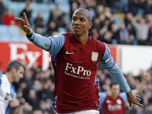 M.U lại đánh bại Liverpool để có Ashley Young