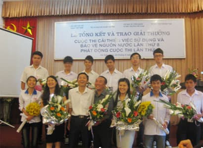 “Thu, giữ dầu loang bằng thảm vỏ tràm” giành giải nhất