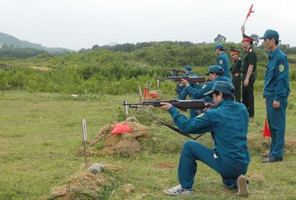 Dân quân quận Cầu Giấy (Hà Nội) thực hành bắn đạn thật