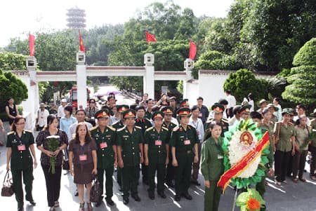 Dâng hương tại khu mộ 10 liệt sĩ thanh niên xung phong Ngã ba Đồng Lộc
