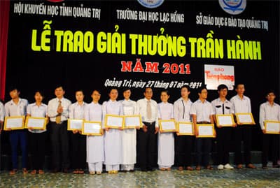 Trao học bổng và quà cho học sinh nghèo hiếu học
