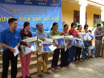 Thăm và tặng quà nhân dân huyện đảo Lý Sơn (Quảng Ngãi)