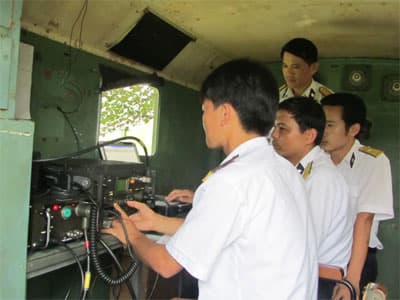 Làm chủ kỹ thuật, bảo đảm thông tin liên lạc vững chắc