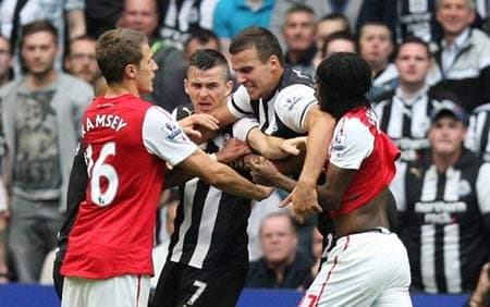 Arsenal chia điểm và mất người ngày ra quân