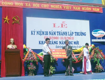 Tặng 30 triệu đồng cho Trường PTTH Đakrông nhân dịp năm học mới
