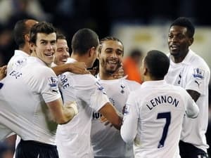 Tottenham phả hơi nóng vào gáy thành Manchester