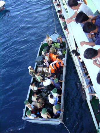 Trường Sa, mùa biển động