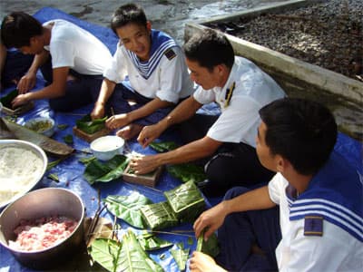 Nhớ hương vị bánh chưng Trường Sa