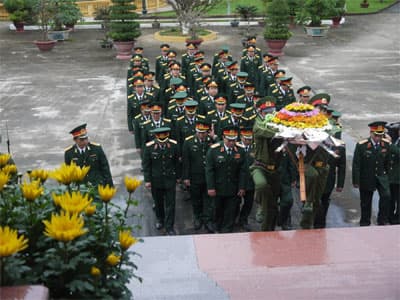 Bộ tư lệnh Quân khu 5 dâng hương tại Bảo tàng Hồ Chí Minh chi nhánh Quân khu 5
